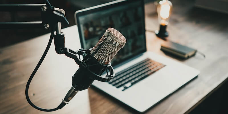 Laptop with Microphone illustrating the minimalistic podcasting set up